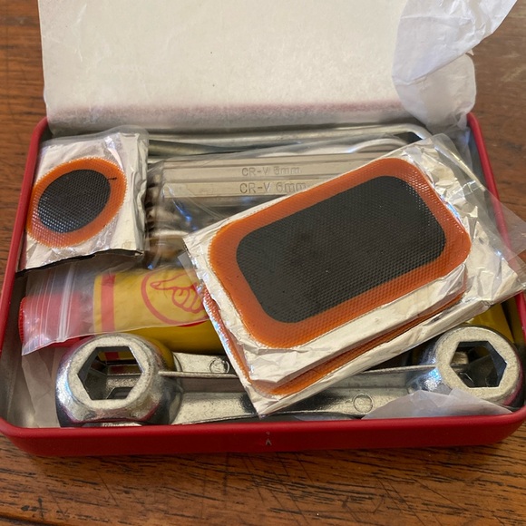 Gentleman’s Hardware bicycle repair kit - Picture 1 of 3